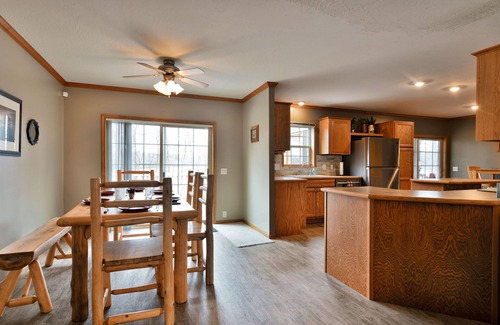 Birchwood Cabin | Lakefront Cabin w Screened Deck! Pontoon Rental! 2 Kayaks/Fishing Row Boat!