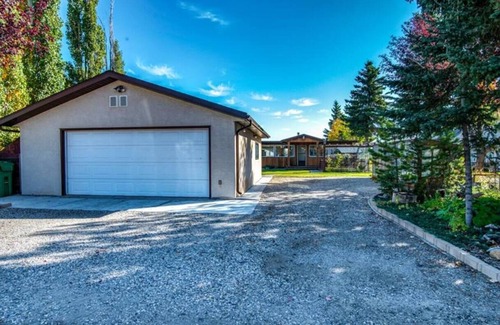 Chestermere Cottage | LAKEFRONT CABIN WITH COVERED DECK, HOT TUB & MORE