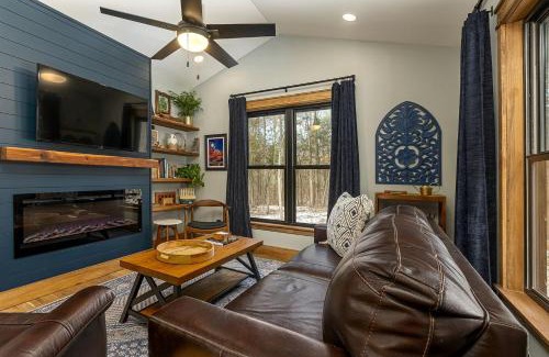 Carbondale House | Lakefront Cabin with Fire Pit in Carbondale, Illinois