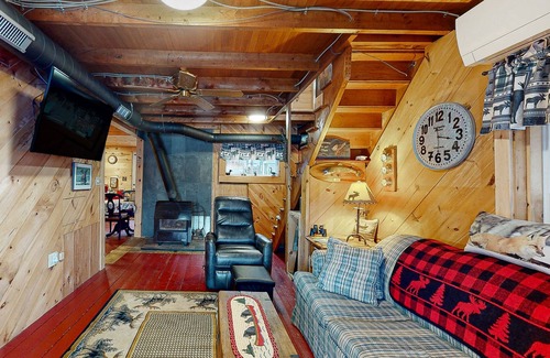 Oquossoc Cabin | Lakefront cabin with screened porch, woodstove, & water access - dog-friendly