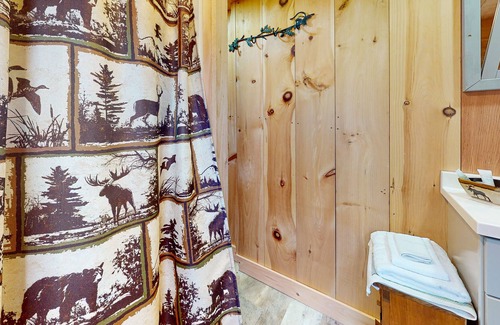 Oquossoc Cabin | Lakefront cabin with screened porch, woodstove, & water access - dog-friendly