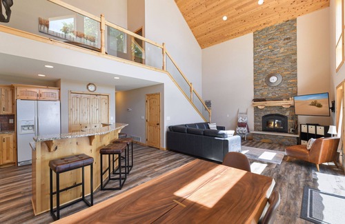 Aitkin Cabin | Lakefront cabin with wall of windows and game room!