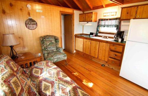 Mead House | Lakefront Cedar Cabin - 8