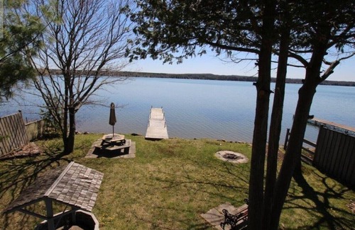 Springwater Cottage | Lakefront Cedar Haven- Free use Canoe and Kayak, 1 hr from Toronto, All Seasons