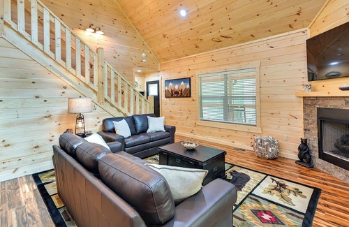Primrose Cabin | Lakefront Cliffview Retreat w/ Hot Tub & Game Room