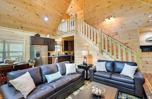 Primrose Cabin | Lakefront Cliffview Retreat w/ Hot Tub & Game Room