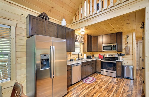 Primrose Cabin | Lakefront Cliffview Retreat w/ Hot Tub & Game Room
