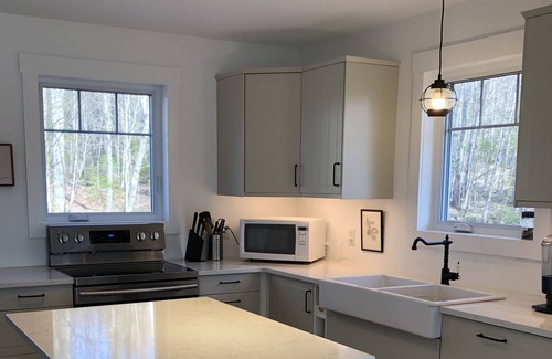 Kings County Cottage | Lakefront Cottage with Stunning Sunsets