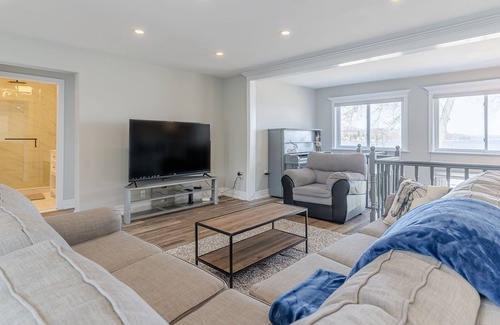 Kawartha Lakes Cottage | Lakefront Cottage with Hot Tub and Pool Table