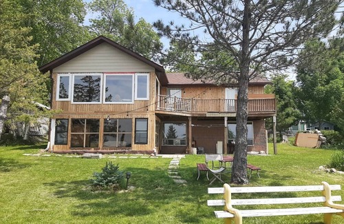 Selwyn Cottage | Lakefront cottage on Upper Chemong lake-4 seasons