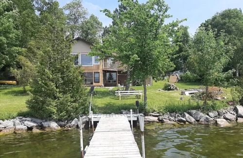 Selwyn Cottage | Lakefront cottage on Upper Chemong lake-4 seasons
