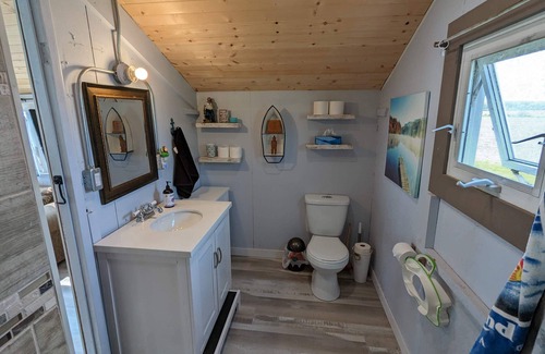 Dunnville Cottage | Lakefront Cottage/ Private Beach