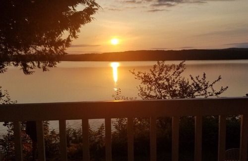 Potton Cabin | Lakefront Cottage With Spectacular View