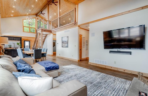 Bobcaygeon Apartment | Lakefront cottage with golf area BBQ pool table