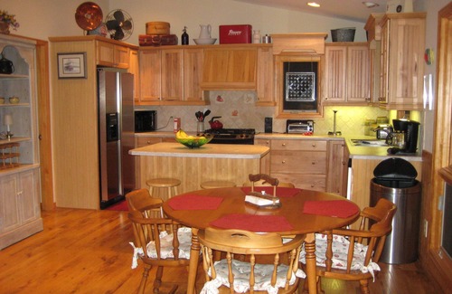 Edgar House | Lakefront Country Haven near Ocala & Forest -With Canoe, Lifejackets and Grill!