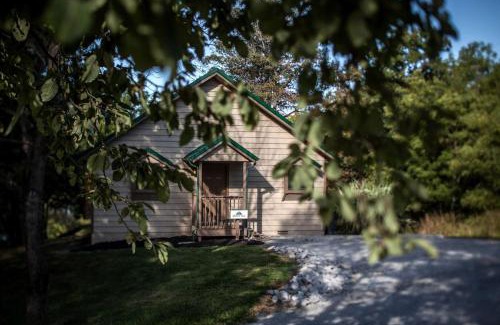 Carbondale House | Lakefront Cozy Cabin with Hot-tub in Carbondale, Illinois