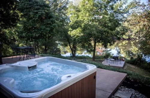 Carbondale House | Lakefront Cozy Cabin with Hot-tub in Carbondale, Illinois