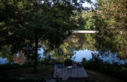 Carbondale House | Lakefront Cozy Cabin with Hot-tub in Carbondale, Illinois