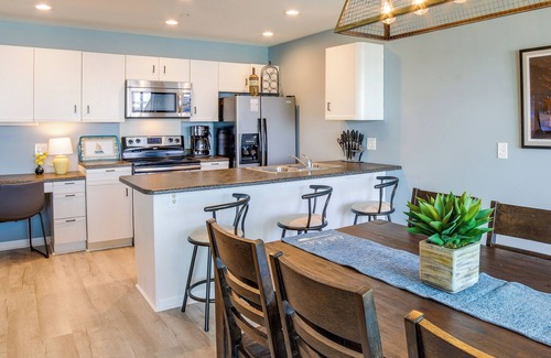 Culver Condo | Lakefront Culver Condo w/ Pool & Beach Access
