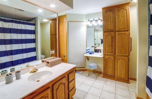 Culver Condo | Lakefront Culver Condo w/ Pool & Beach Access