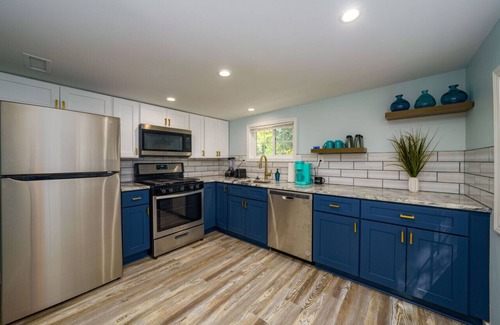 Mentor-on-the-Lake Apartment | Lakefront Escape With Hot Tub & Modern Comforts