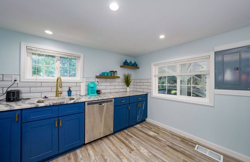 Mentor-on-the-Lake Apartment | Lakefront Escape With Hot Tub & Modern Comforts