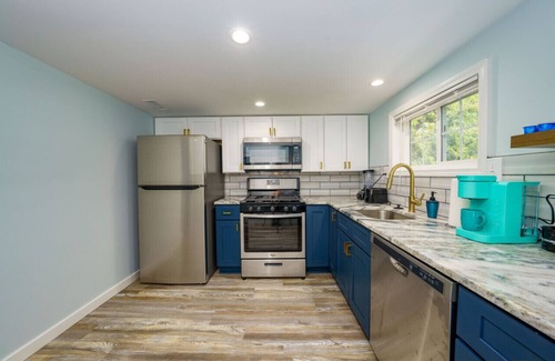 Mentor-on-the-Lake Apartment | Lakefront Escape With Hot Tub & Modern Comforts