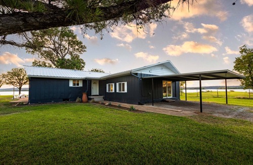 Graford House | Lakefront escape with Breathtaking Sunsets! Dock Access, 5 min from Rocker B