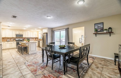 Sherwood House | Lakefront, Fishing, Fun & Games, BBQ, WIFI