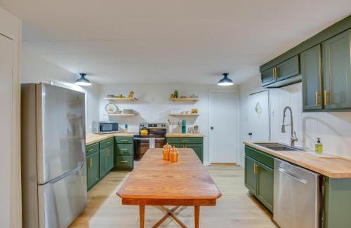 Berryville House | Lakefront Frankston Cabin with Dock and Fire Pit!