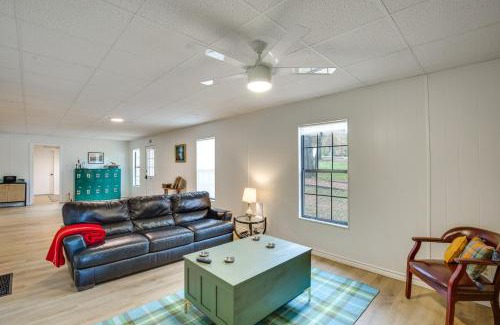 Berryville House | Lakefront Frankston Cabin with Dock and Fire Pit!