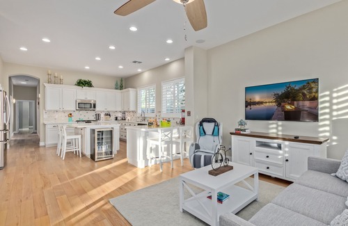 Chandler House | Lakefront!FREE Heated Salt water Pool, Spa! Boat! Kayak! Arcades!EV charger.