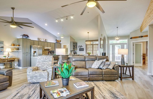 Cross Hill House | Lakefront Gem: Hot Tub, Boat Launch Near Greenwood