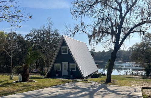 Putnam Hall House | Lakefront Get A-Way!