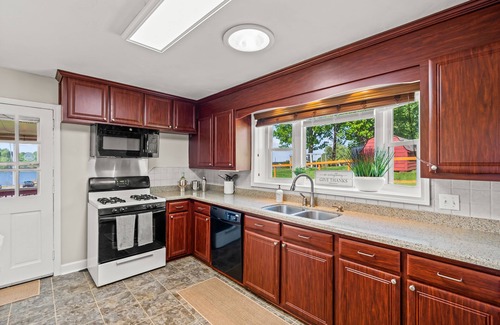 High Point House | Lakefront Getaway – 180° Water Views, Sunroom, Deck, Marina & 3 Miles to HPU