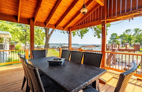 Cedar Creek Reservoir House | Lakefront Getaway: 360 Water View & Party Deck