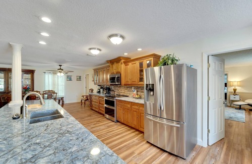 Seffner Community Alliance House | Lakefront Getaway -Luxurious Home -Pool & Games
