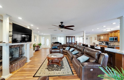Seffner Community Alliance House | Lakefront Getaway -Luxurious Home -Pool & Games
