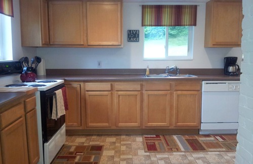 Cloverdale House | Lakefront Getaway on Beautiful Long Lake - Sleeps 9!