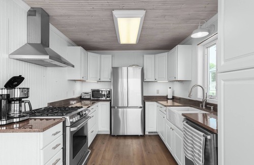 Lake Koshkonong Cottage | Lakefront Getaway with Hot Tub, Dock, & Game Room - Kosh Kottage
