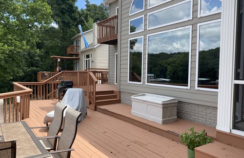 Shawnee Bend House | Lakefront Getaway for 14 guests