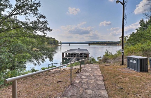 Greers Ferry House | Lakefront Greers Ferry Cabin with Covered Boat Slip!