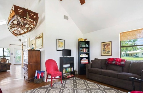 Buchanan Dam House | Lakefront Guesthouse W/Beach Entry | Kayaks + Yard Games | Relax & Unwind