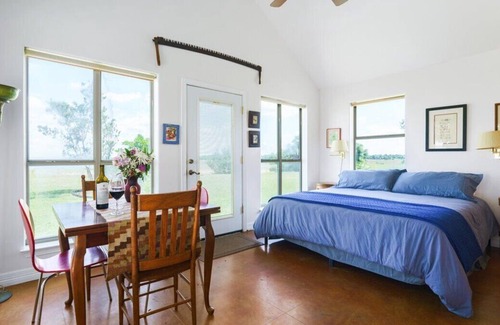 Buchanan Dam House | Lakefront Guesthouse W/Beach Entry | Kayaks + Yard Games | Relax & Unwind