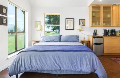 Buchanan Dam House | Lakefront Guesthouse W/Beach Entry | Kayaks + Yard Games | Relax & Unwind