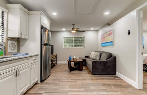 Lutz House | Lakefront Guesthouse w/Kayak | Fire Pit | Pet-Friendly Comfort | Near Tampa & Clearwater Beaches!
