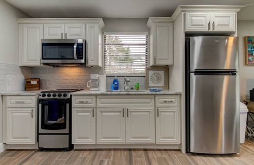 Lutz House | Lakefront Guesthouse w/Kayak | Fire Pit | Pet-Friendly Comfort | Near Tampa & Clearwater Beaches!