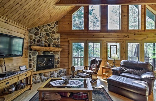 Hazelhurst House | Lakefront Hazelhurst Cabin Dock and Pool Table