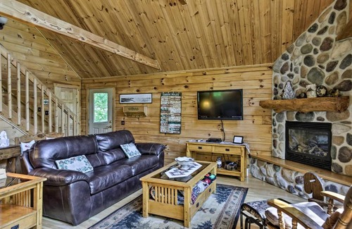 Hazelhurst House | Lakefront Hazelhurst Cabin Dock and Pool Table