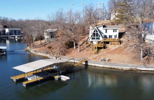 Lake Ozark House | Lakefront Hgtv Home-3bed3bathdockfirepit-12pp